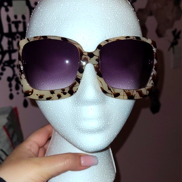 Leopard Sunglasses 😎 ✨️ - Picture 6 of 7